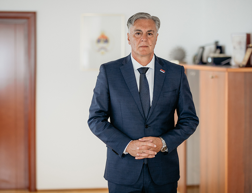 NEVESINJE, NOVEMBER 16 /SRNA/ – Constitutional law professor Siniša Karan pointed to ongoing attempts in BiH to turn anti-Dayton arrangements into Dayton ones, assessing that BiH is living an unconstitutional existence and that its constitution effectively no longer exists.