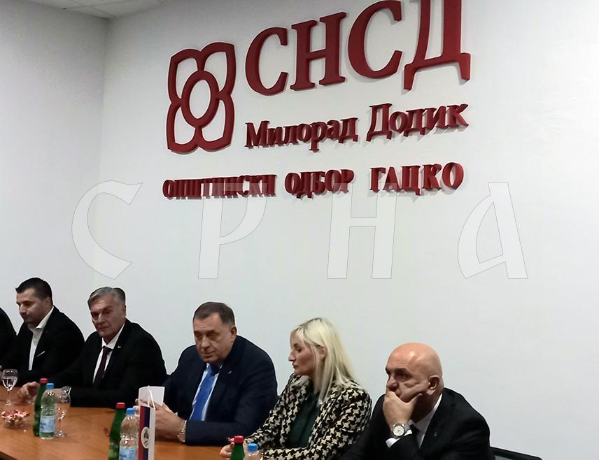 ГАЦКО, 16. НОВЕМБРА /СРНА/ - Лидер СНСД-а Милорад Додик рекао је да у Гацку жели да побиједи кандидат ове странке за предсједика Републике Српске Синиша Каран јер вјерује да ту грађани разумију политике које су обезбиједиле рад термоелектране у том граду.
