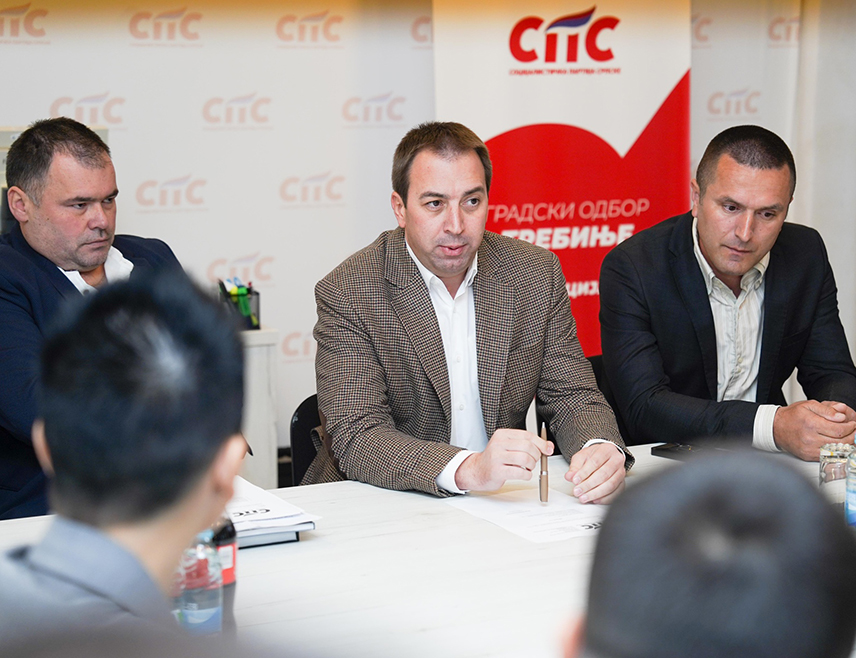 ТРЕБИЊЕ, 16. НОВЕМБРА /СРНА/ - Градски одбор Социјалистичке партије Српске /СПС/ формиран је у Требињу, а за предсједника је једногласно изабран Немања Драпић, за потпредсједника Дејан Кашиковић, а секретара Ђорђе Марић.