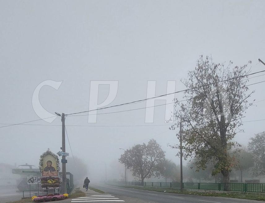 БАЊАЛУКА, 17. НОВЕМБРА /СРНА/ - Саобраћај се у Републици Српској и Федерацији БиХ одвија редовно, у вишим предјелима и котлинама јутарња магла мјестимично смањује видљивост, а на дионицама које пролазе кроз усјеке постоји опасност од одрона.