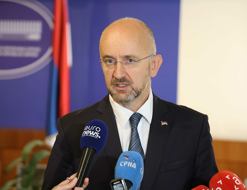 БАЊАЛУКА, 17. НОВЕМБРА /СРНА/ - Шеф Клуба СНСД-а у Народној скупштини Републике Српске Срђан Мазалица сматра да ће Бошњаци на пријевременим изборима за предсједника Републике Српске подржати кандидата опозиције Бранка Бланушу, односно кандидата "који је по њиховој мјери".