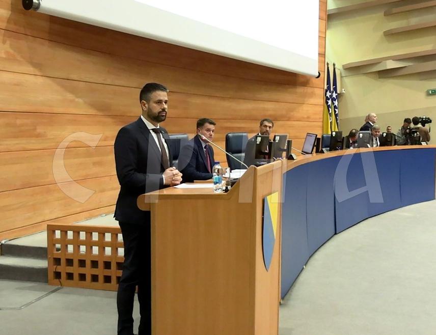 САРАЈЕВО, 17. НОВЕМБРА /СРНА/ - Министар финансија и трезора у Савјету министара Срђан Амиџић рекао је данас да посланици у Представничком дому Парламентарне скупштине БиХ требају по хитном поступку усвојити Приједлог буџета за ову годину због запослених у заједничким институцијама.