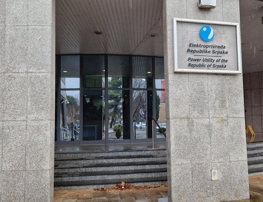 ТРЕБИЊЕ, 17. НОВЕМБРА /СРНА/ - У складу са новим Законом о електричној енергији, Мјешовити холдинг "Електропривреда Републике Српске", Матично предузеће а.д. Tребиње као овлаштени јавни снабдјевач од Владе Републике Српске у обавези је да извјештава Регулаторну комисију за енергетику о улазним и излазним величинама и прикаже чињенично стање.
