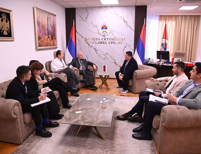 БАЊАЛУКА, 17. НОВЕМБРА /СРНА/ - Предсједник Народне скупштине Републике Српске Ненад Стевандић истакао је на састанку са шефом Специјалне мисије за процјену избора Канцеларије за демократске институције и људска права /ОДИХР/ при ОЕБС-у Маћашем Ершијем да се кампања за пријевремене изборе одвија мирно и да сви кандидати имају једнаке могућности да грађанима представе своје програме.