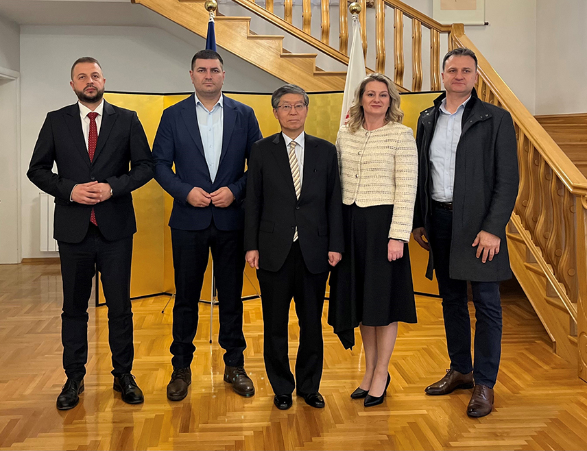 САРАЈЕВО, 17. НОВЕМБРА /СРНА/ - Влада Јапана осигурала је грант средства у износу од 194.299 евра /око 380.015 КМ/ за пројекте домова здравља у Лопарама и Јабланици.