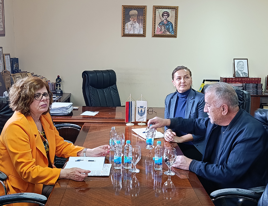 ШИПОВО, 17. НОВЕМБРА /СРНА/ - Увођење назива улице јасеновачких жртава било је тема састанка са представницима општине Шипово, изјавила је данас министар управе и локалне самоуправе Републике Српске Сенка Јујић и напоменула да је обавеза чувати сјећање на жртве усташког терора у Другом свјетском рату.