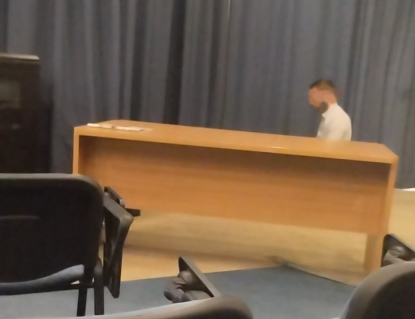 САРАЈЕВО, 17. НОВЕМБРА /СРНА/ - Скандалозна ситуација догодила се данас у згради заједничих институција када је непознати мушкарац ушао у просторију из које новинари прате сједницу Представничког дома и клањaо.