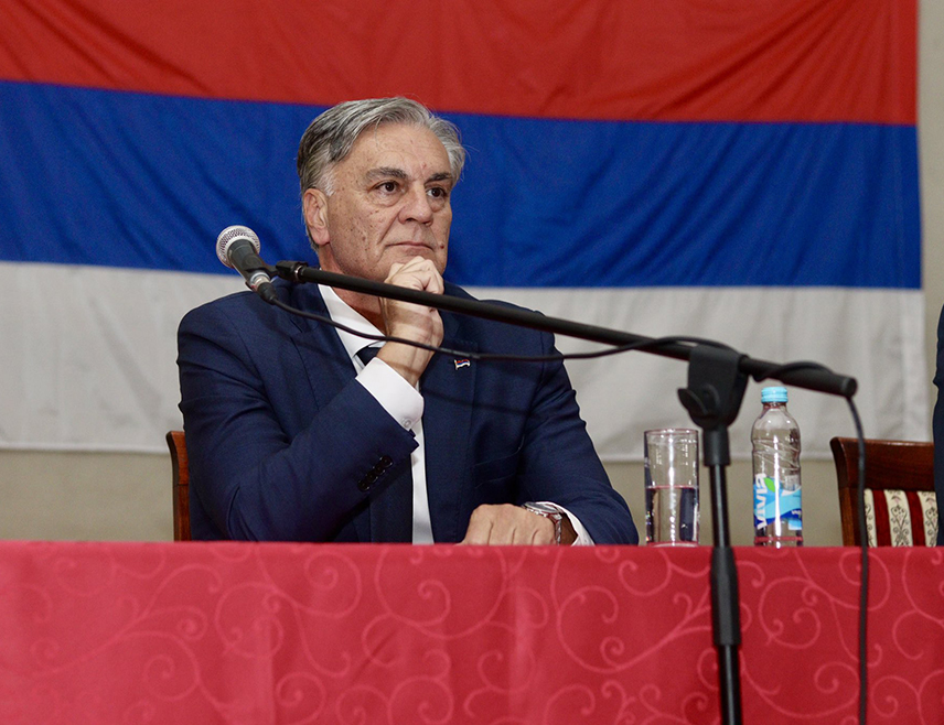 ШИПОВО, 17. НОВЕМБРА /СРНА/ - Кандидат СНСД-а на предстојећим пријевременим изборима за предсједника Републике Српске Синиша Каран изјавио је данас у Шипову да је Република Српска прије три године изабрала свог предсједника, те да је 23. новембра још једна од битака коју ће Српска добити.