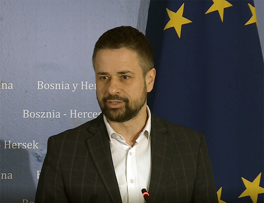 САРАЈЕВО, 17. НОВЕМБРА /СРНА/ - Министар финансија и трезора у Савјету министара Срђан Амиџић рекао је да је менаџмент БХРТ-а одговоран за рад и стање у том медију и да је рјешење у смјени менаџмента.