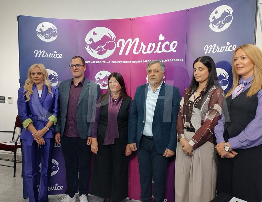 БИЈЕЉИНА, 17. НОВЕМБРА /СРНА/ - Међународни дан пријевремено рођене дјеце обиљежен је вечерас у Бијељини порукама подршке и разговором стручњака и родитеља у циљу подизања свијести о овим малим дивовима и изазовима са којима се сусрећу родитељи пријевремено рођене дјеце.