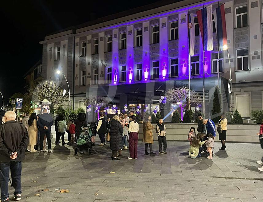 ПРИЈЕДОР/КОЗАРСКА ДУБИЦА, 17. НОВЕМБРА / СРНА/ - У Приједору и Козарској Дубици вечерас су поводом обиљежавања 17. новембра - Свјетског дана пријевремено рођене дјеце зграде локалне самоуправе освијетљене љубичастом бојом, која је заштитни знак малих хероја.