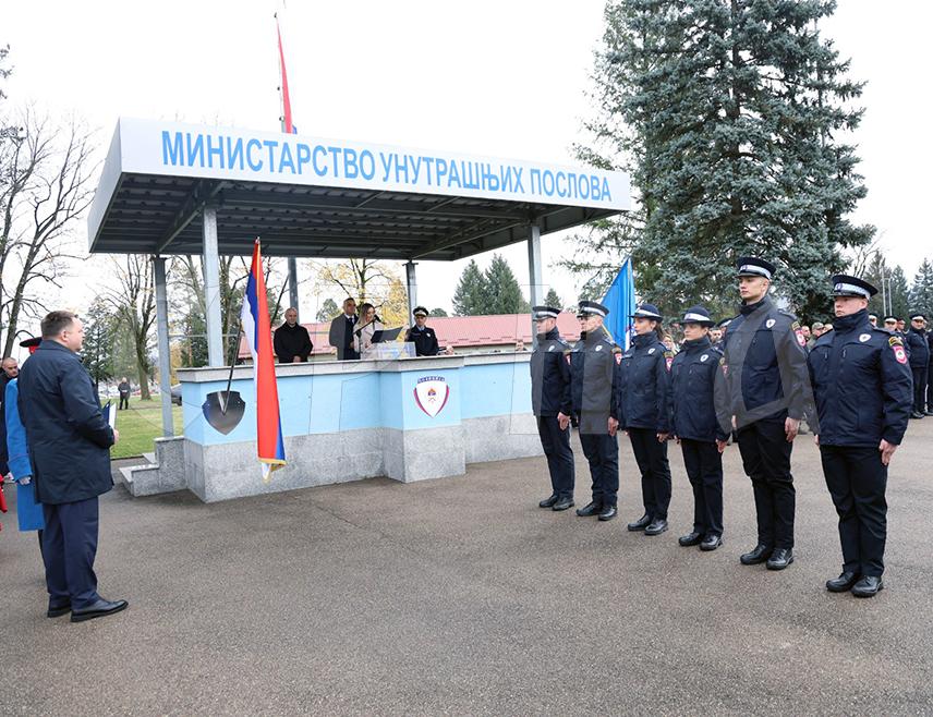БАЊАЛУКА, 18. НОВЕМБРА /СРНА/ - На свечаности у Центру за обуку Министарства унутрашњих послова /МУП/ Републике Српске у Бањалуци данас је промовисана 26. и 27. класа кадета Полицијске академије.