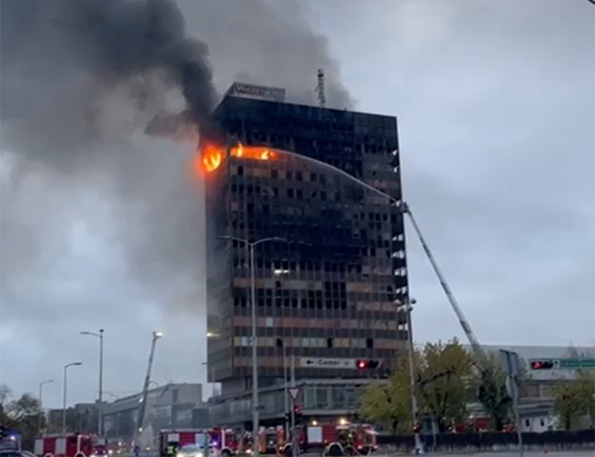 ЗАГРЕБ, 18. НОВЕМБРА /СРНА/ - У току је гашење и санација великог пожара "Вјесниковог" небодера у Загребу, пожариште се прегледа термо-камером, а на лице мјеста долазе статичари који ће процијенити стање конструкције, саопштено је из Управе полиције.