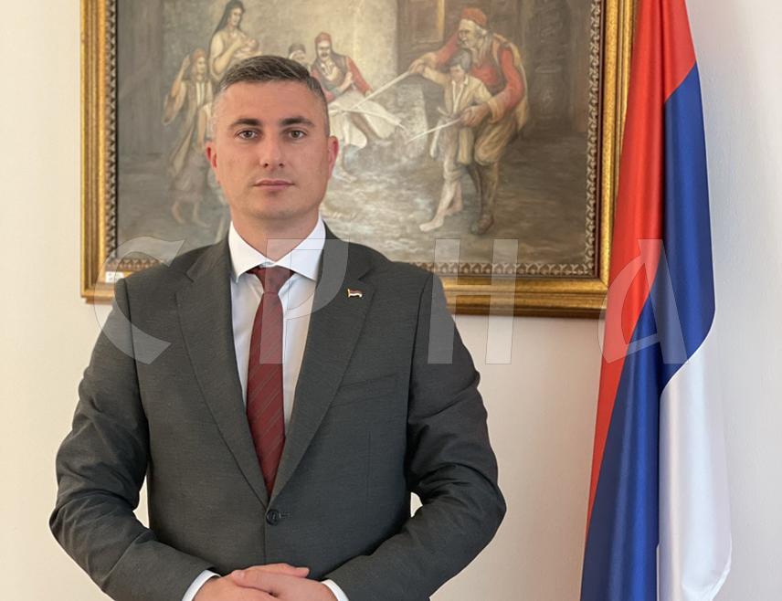 ПАЛЕ, 18. НОВЕМБРА /СРНА/ - Након што је Мирко Шаровић јавно позвао да Република Српска има колонијалну управу, јасно је ко је политички тутор цијеле опозиције - 
Кристијан Шмит је њихов газда, а Сарајево њихова адреса, изјавио је за Срну члан Главног одбора СНСД-а Дамјан Шкипина.