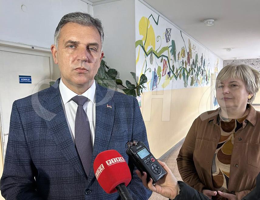 БАЊАЛУКА, 18. НОВЕМБРА /СРНА/ - Продужени боравак тренутно је организован у 149 школа у Републици Српској и користи га 13.660 ученика, а Министарство просвјете и културе за ову намјену мјесечно издваја 1,7 милиона КМ, рекао је ресорни министар  Боривоје Голубовић.