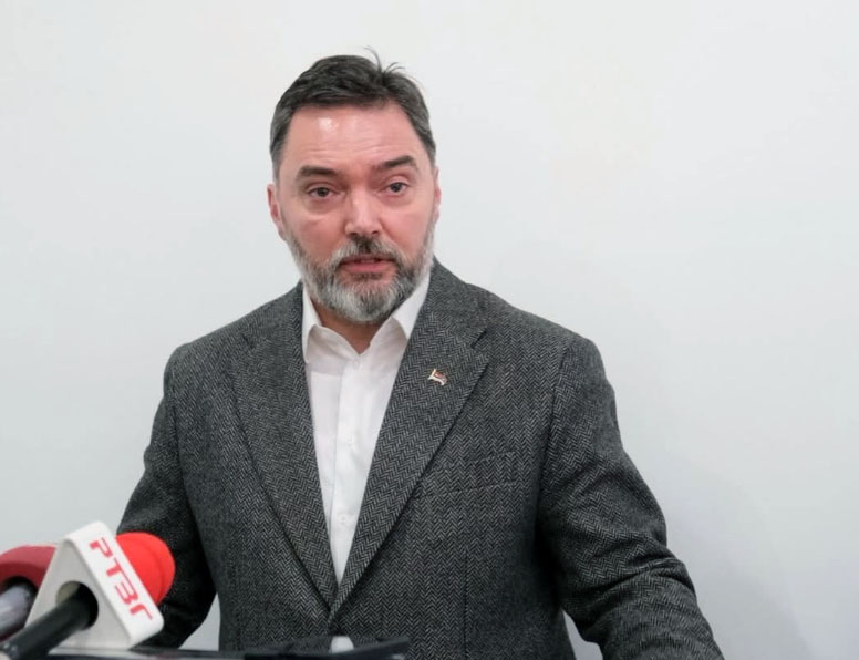 САРАЈЕВО, 18. НОВЕМБРА /СРНА/ - Замјеник предсједавајуће Савјета министара Сташа Кошарац изјавио је Срни да су Мирко Шаровић и остатак опозиционе екипе идеални партнери политичког Сарајева и колонијалног управника Кристијана Шмита, али им је труд узалудан јер их српски народ неће.