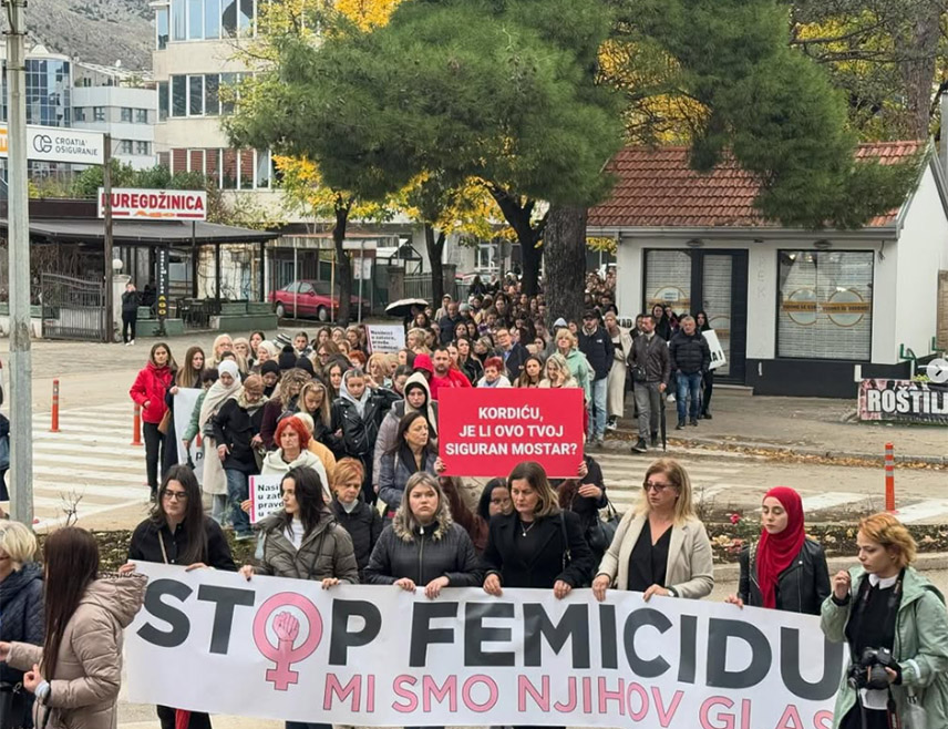 МОСТАР, 18. НОВЕМБРА /СРНА/ - Учесници протеста у Мостару, на којем је одата почаст свирепо убијеној Алдини Јахић, затражили су одлучне реакције полиција, тужилаштава, судова и центара за социјални рад, као и хитне законске измјене које ће фемицид третирати као посебно, најтеже кривично д‌јело.