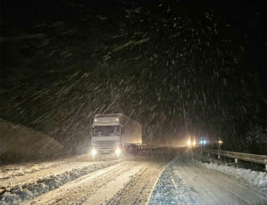 БИЈЕЉИНА, 18. НОВЕМБРА /СРНА/ - На магистралном путу преко Романије због временских услова на снази је забрана саобраћаја за теретна возила, саопштено је из Ауто-мото савеза Републике Српске.