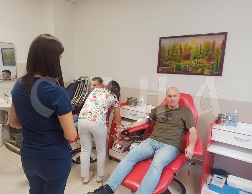 ЗВОРНИК, 19. НОВЕМБРА /СРНА/ - Више од 50 припадника Полицијске управе Зворник добровољно је дало крв у дводневној акцији Министарства унутрашњих послова /МУП/ Републике Српске, поводом крсне славе МУП-а - Аранђеловдана.