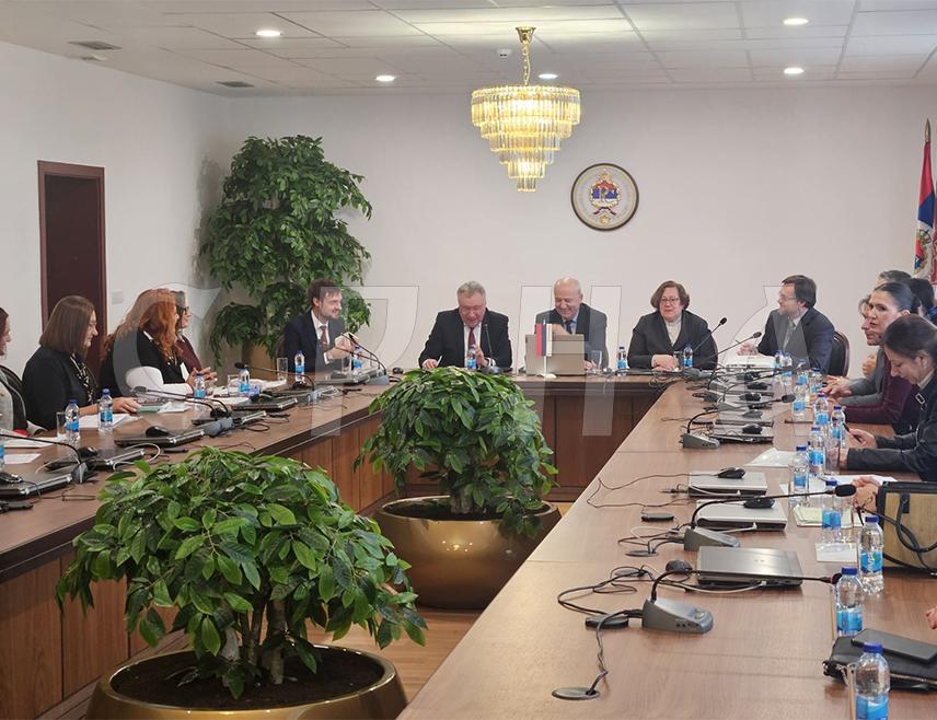 САРАЈЕВО, 19. НОВЕМБРА /СРНА/ - У Источном Сарајеву почела је дводневна научна конференција о теоретским и примјењивим аспектима русистике у страној словенској средини, која је окупила око 45 учесника - наставнике руског језика из Републике Српске, а присуствује и амбасадор Русије у БиХ Игор Калабухов.