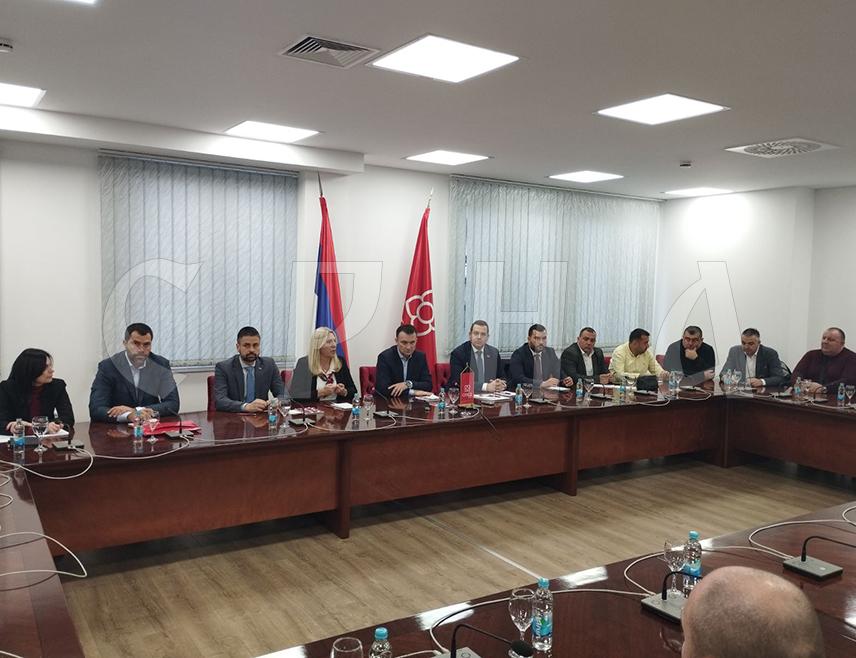 БАЊАЛУКА, 19. НОВЕМБРА /СРНА/ - У Бањалуци је почела сједница Предсједништва Градског одбора СНСД-а којој присуствује потпредсједник странке Жељка Цвијановић.