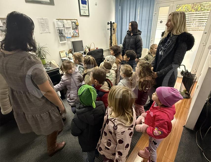 BANJA LUKA, NOVEMBER 19 /SRNA/ – The Banja Luka newsroom of the Republika Srpska News Agency /SRNA/ was visited today by children from the Ježurka Ježić kindergarten, where employees explained to them what the journalism profession is and how news is written.
