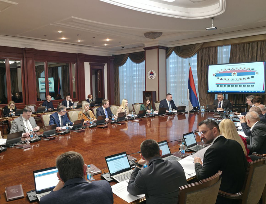 БАЊАЛУКА, 19. НОВЕМБРА /СРНА/ - Влада Републике Српске утврдила је данас Нацрт закона о задуживању, дугу и гаранцијама, према којем је предвиђено да краткорочни дуг Српске не може бити већи од 2,5 одсто бруто домаћег производа /БДП/ у тој години.