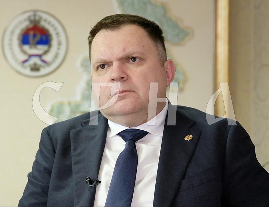 Један од већих пројеката који радимо јесте нови систем везе за цјелокупни МУП и први пут ћемо направити систем који ће одговорити изазовима комуницирања у 21. вијеку, од енкрипције и осталог. И оружје је средство које је потребно занављати, истакао је Будимир