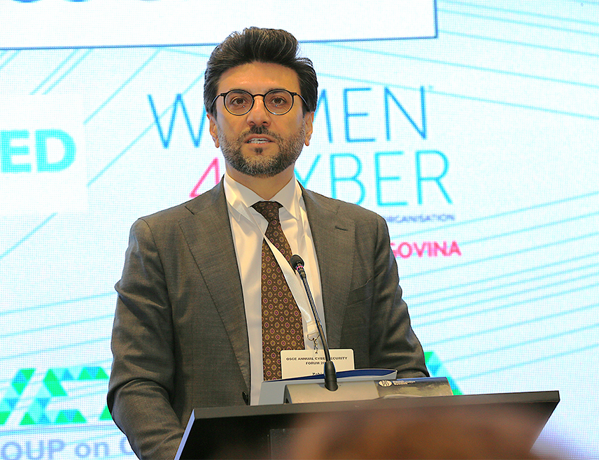 САРАЈЕВО, 19. НОВЕМБРА /СРНА/ - Убрзана дигитална трансформација у свим секторима отвара јединствену прилику да БиХ ојача оквир за заштиту у дигиталном простору и обезбиједи сигурнију будућност својим грађанима, поручено је на годишњем Форуму о сајбер безбједности, у организацији ОЕБС-а.