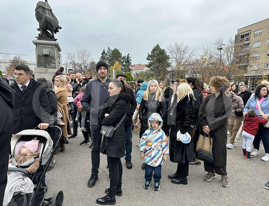 БИЈЕЉИНА, 19. НОВЕМБРА /СРНА/ - Родитељи чија дјеца бораве у Дјечијем вртићу "Чика Јова Змај" у Бијељини окупили су се данас испред зграде Градске управе са захтјевом да радницима вртића, који су данима у штрајку, буду исплаћена сва неисплаћена примања, као и да убудуће не долази до кашњења плата.