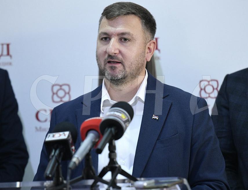 БИЈЕЉИНА, 19. НОВЕМБРА /СРНА/ - Шеф Клуба одборника СНСД-а у бијељинској градској Скупштини Александар Остојић поручио је да, након што је град Бијељина примио средства од ПДВ-а, више не постоји ниједан изговор за кашњења и неиспуњене обавезе према градским установама, радницима и пољопривредницима.