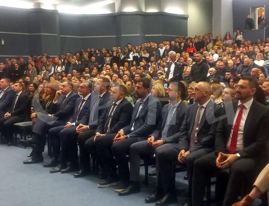 ГРАДИШКА, 19. НОВЕМБРА /СРНА/ - Кандидат СНСД-а за предсједника Републике Српске на пријевременим изборима Синиша Каран изјавио је у Градишци да ће предстојећи избори показати да нико из вана, никакво туторство и стране интервенције не могу побиједити народну вољу.