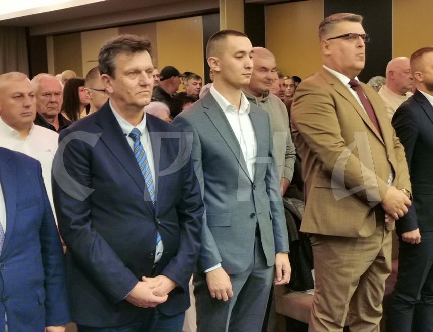 ДОБОЈ, 19. НОВЕМБРА /СРНА/ - Кандидат СДС-а на пријевременим предсједничким изборима у Републици Српској Бранко Блануша рекао је да се залаже за промјене у Српској како би младим људима вратили оптимизам, средњој генерацији сигурност, а старијима достојанство.