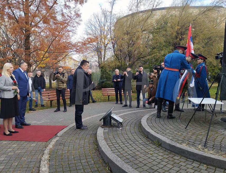 БАЊАЛУКА, 20. НОВЕМБРА /СРНА/ - Код споменика бану Врбаске бановине Светиславу Милосављевићу данас су положени вијенци и цвијеће поводом обиљежавања Дана побједе у Првом свјетском рату и уласка српске војске у Бањалуку 1918. године.
