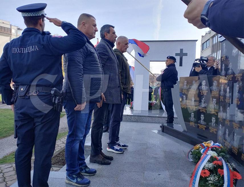 БИЈЕЉИНА, 20. НОВЕМБРА /СРНА/ - Одавањем почасти за 14 погинулих припадника бијељинске Полицијске управе и 39 припадника Четвртог одреда Специјалне бригаде полиције Републике Српске, у Бијељини је данас обиљежена крсна слава Министарства унутрашњих послова /МУП/ Свети архангел Михаил.