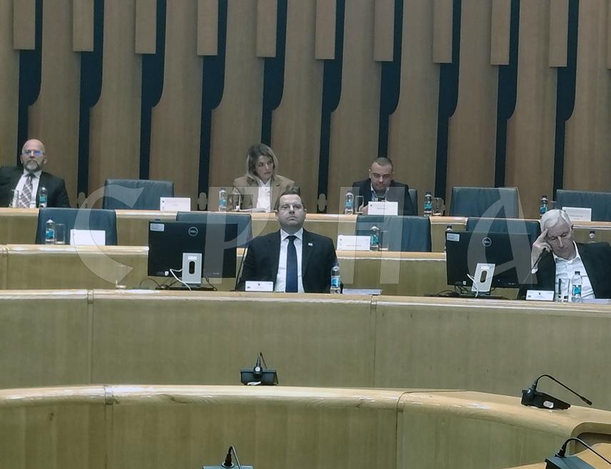 САРАЈЕВО, 20. НОВЕМБРА /СРНА/ - Делегат Клуба српског народа у Дому народа Парламентарне скупштине БиХ Радован Ковачевић изјавио је да запослени у заједничким институцијама чекају усвајање буџета и повећање плата, као и једнократну накнаду од 1.000 КМ и да је то битније од свих других питања.