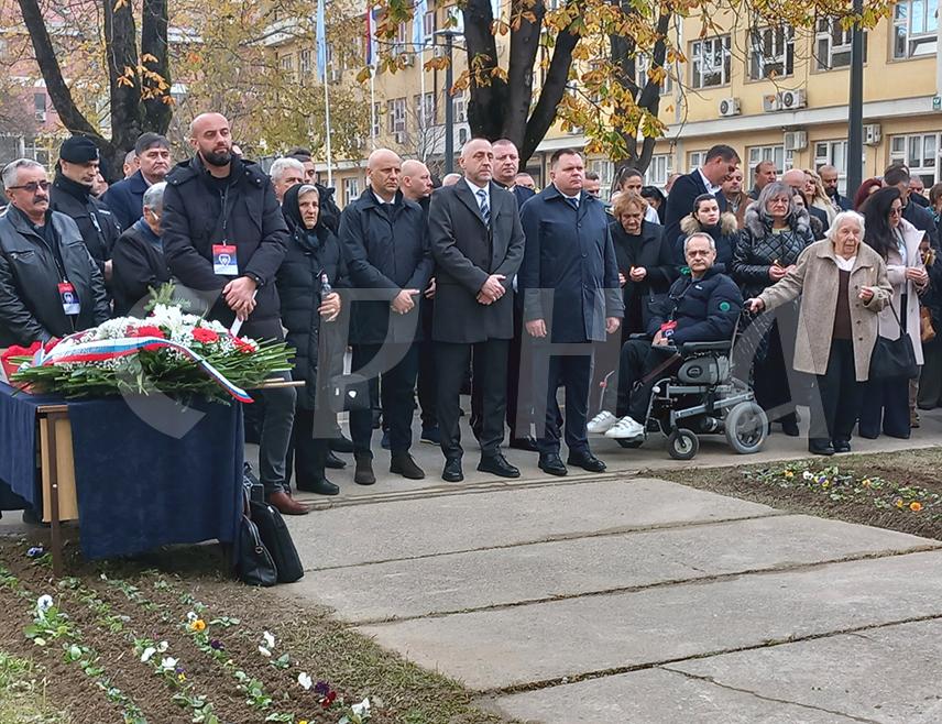 ПРИЈЕДОР, 20. НОВЕМБРА /СРНА/ - Министар унутрашњих послова Републике Српске Жељко Будимир поручио је данас у Приједору, гдје је присуствовао откривању и освештању спомен-плоче страдалим припадницима МУП-а, да је ово град херој и да жртва припадника полиције у његовој одбрани никада не смије бити заборављена.