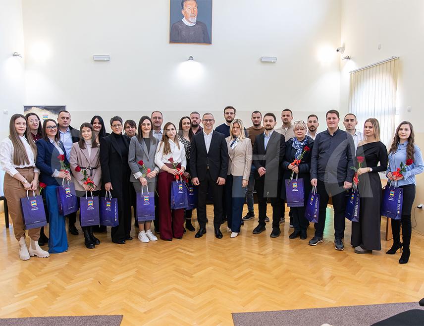 ПРЊАВОР, 20. НОВЕМБРА /СРНА/ - Град Прњавор данас је новчано наградио два докторанда са по 1.500 КМ и 22 постдипломца са по 1.000 КМ.