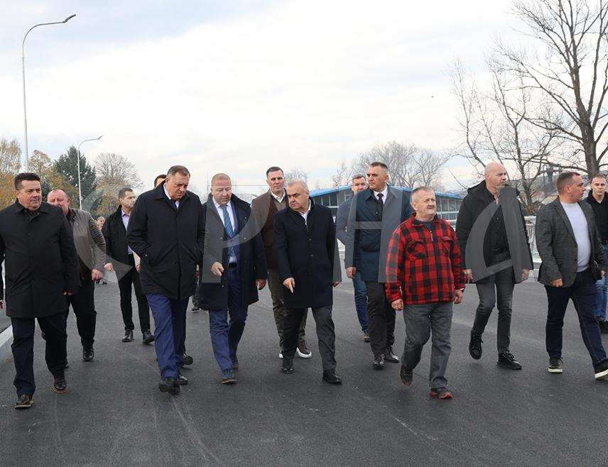 БАЊАЛУКА, 20. НОВЕМБРА /СРНА/ - Градилиште новог моста у бањалучком насељу Чесма посјетили су предсједник Владе Републике Српске Саво Минић и лидер СНСД-а Милорад Додик.