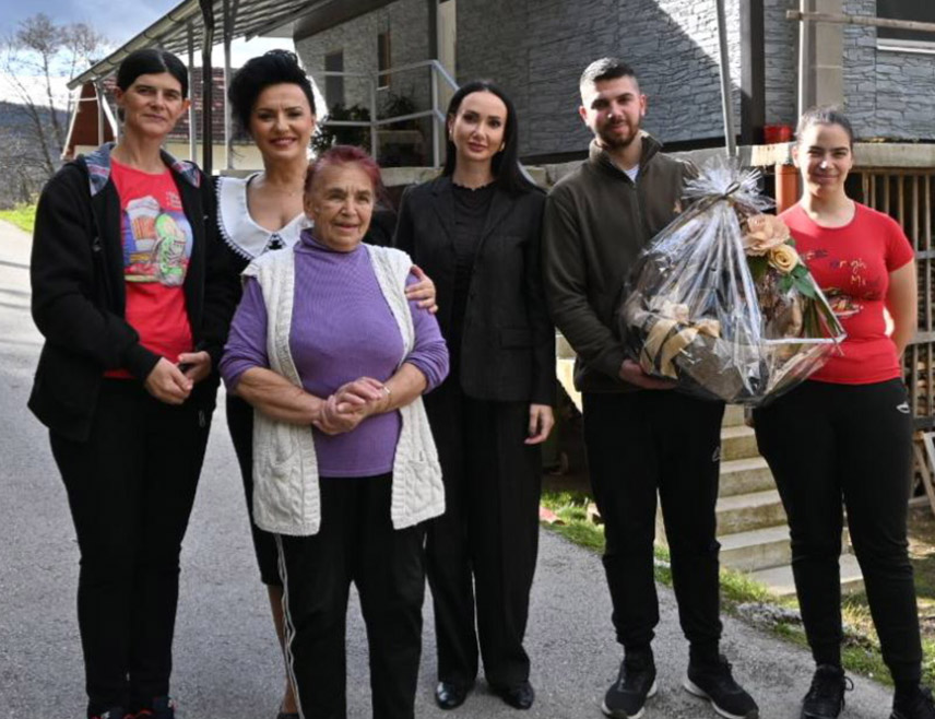 ЈЕЗЕРО, 20. НОВЕМБРА /СРНА/ - Оснивач Хуманитарне организације "Српска кућа" Горица Додик посјетила је данас шесточлану породицу Савић у општини Језеро, којој је ова фондација изградила нови породични дом, и увјерила се да данас живе у знатно бољим, сигурнијим и достојанственијим условима.