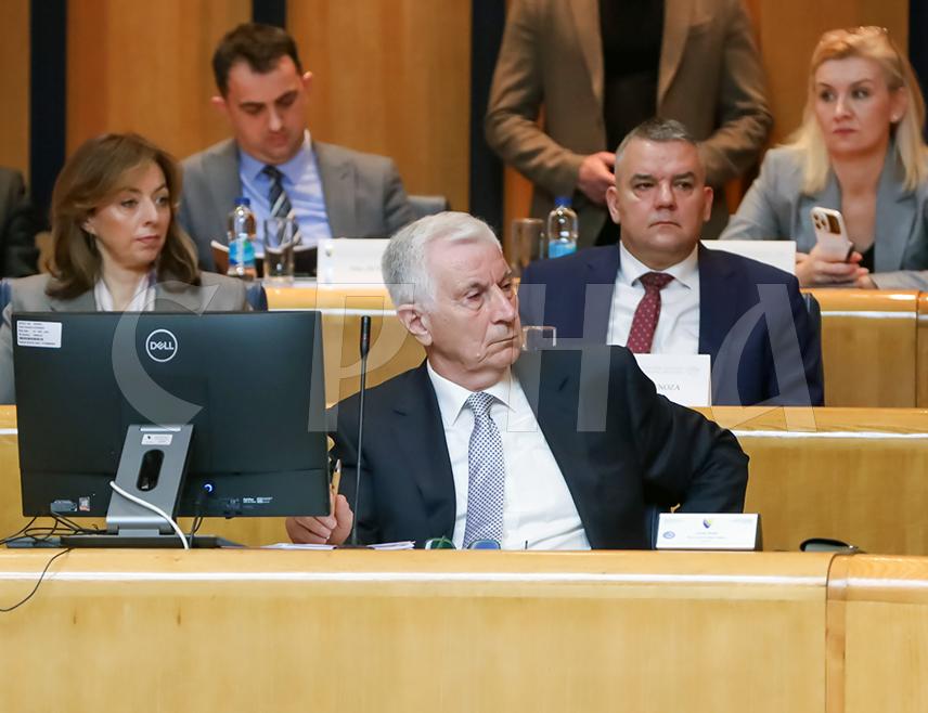 САРАЈЕВО, 20. НОВЕМБРА /СРНА/ - Предсједавајући Клуба Срба у Дому народа Парламентарне скупштине БиХ Средоје Новић рекао је да рјешење за одређена питања не треба тражити у другим клубовима и предложио да делегат Желимир Нешковић повуче данашње приједлоге о именовању делегата Ненада Вуковића у одређене парламентарне комисије.