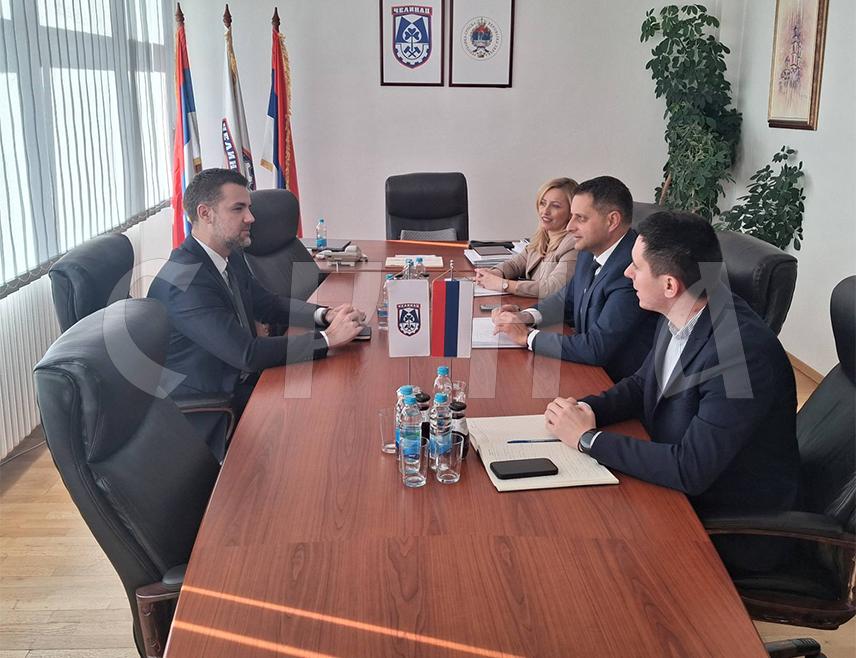 ЧЕЛИНАЦ, 20. НОВЕМБРА /СРНА/ - Локалне заједнице у Републици Српској и Представништво Српске у Бечу наставиће сарадњу, чији је циљ умрежавање и контакти са дијаспором у тој земљи, речено је данас са састанку начелника општине Челинац Влада Глигорића и шефа овог представништва Младена Филиповића.