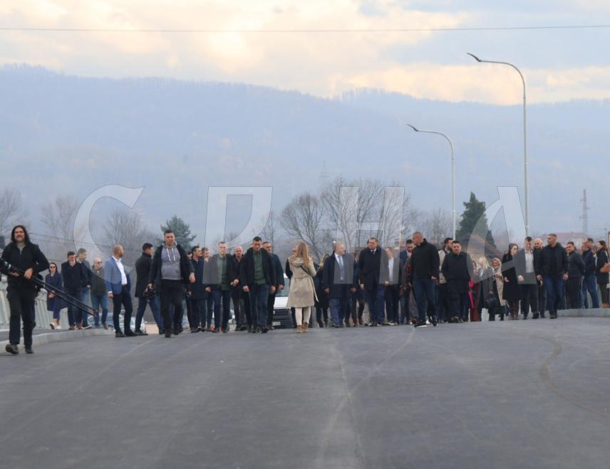 БАЊАЛУКА, 20. НОВЕМБРА /СРНА/ - Влада Републике Српске преузеће изградњу приступних путева према новоизграђеном мосту у бањалучком насељу Чесма и тај посао биће завршен за најкасније 60 дана, поручили су званичници Српске приликом обиласка наведеног моста.