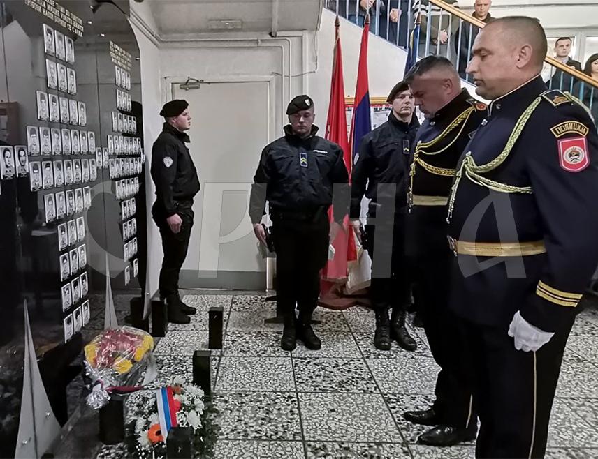 ДОБОЈ, 20. НОВЕМБРА /СРНА/ - За 127 погинулих припадника Полицијске управе Добој данас је служен парастос поводом крсне славе Министарства унутрашњих послова /МУП/ Републике Српске - Аранђеловдана.