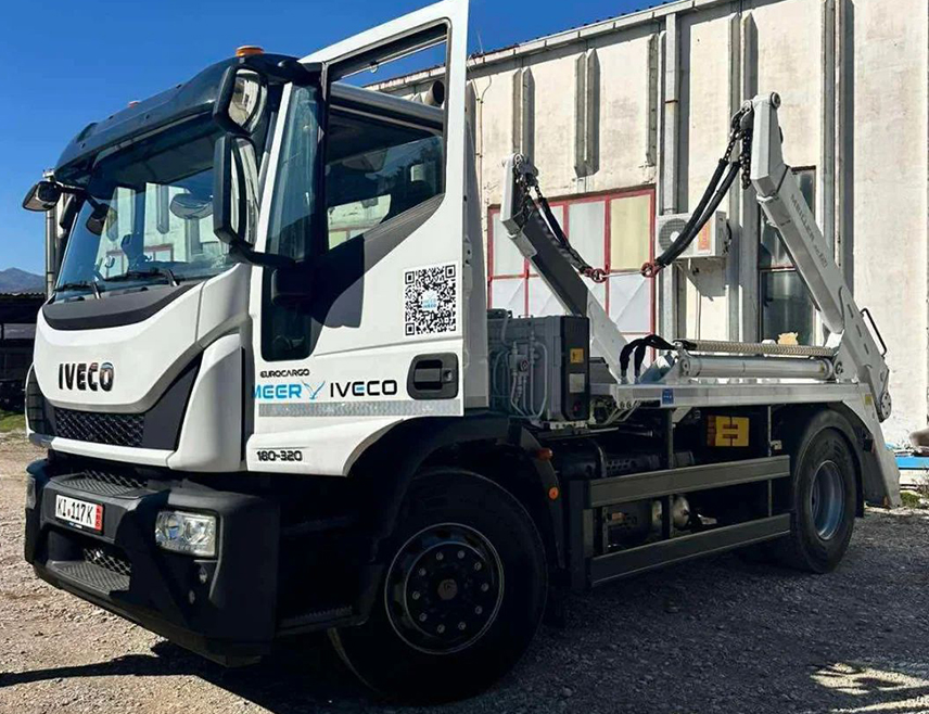 БИЛЕЋА, 20. НОВЕМБРА /СРНА/ - Комунално предузеће "Комус" из Билеће планира да набави још једно ново возило за одвоз смећа и око 20 металних контејнера, чиме би све улице биле покривене, изјавио је данас Срни директор предузећа Божо Делић.