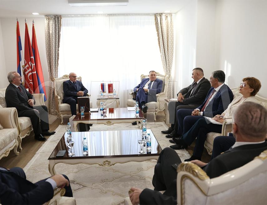 БАЊАЛУКА, 20. НОВЕМБРА /СРНА/ - Предсједник СНСД-а Милорад Додик састао се у Бањалуци са руководством Удружења пезионера Републике Српске.