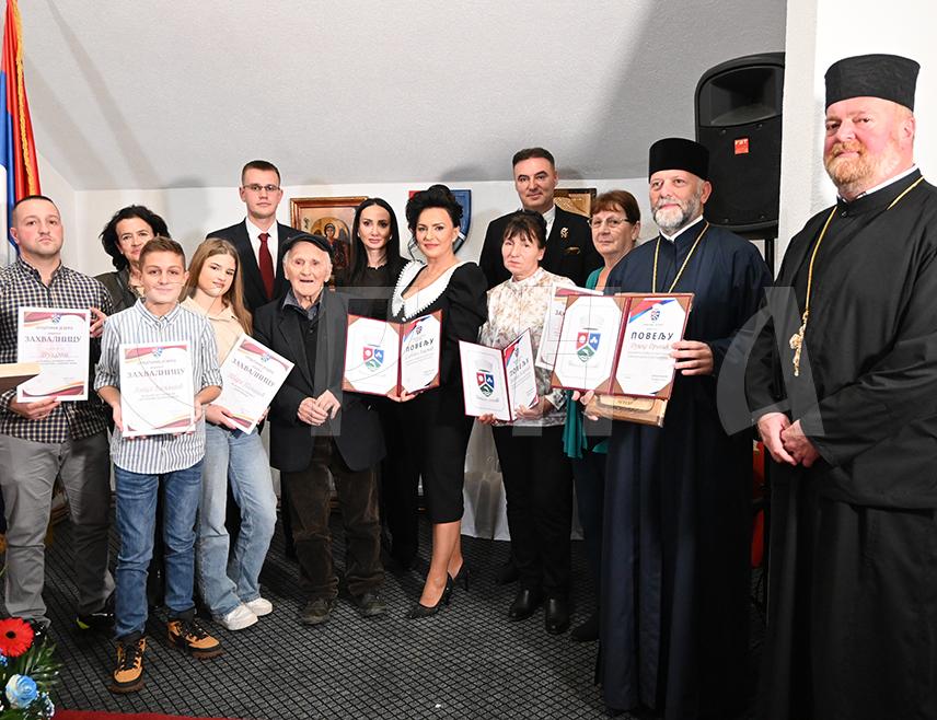 ЈЕЗЕРО, 20. НОВЕМБРА /СРНА/ - Општина Језеро почела је обиљежавање крсне славе - Аранђеловдан, у оквиру чега је уприличена свечана сједница на којој су уручене повеље заслужнима за привредни, културни и духовни развој ове општине.