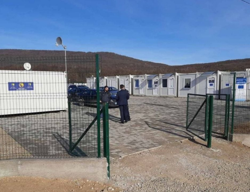 БИХАЋ, 20. НОВЕМБРА /СРНА/ - Полицијском рацијом лица и објеката на ширем локалитету Привременог прихватног центра "Липа" у Бихаћу нису пронађена опасна средства којима би се могле нанијети повреде осталим корисницима и запосленима, нити  дрога, саопштено је из Агенције за истраге и заштиту БиХ /Сипа/.