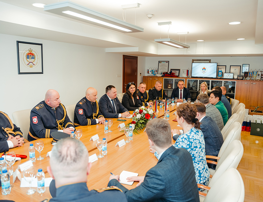 БАЊАЛУКА, 20. НОВЕМБРА /СРНА/ - На састанку делегација Министарства унутрашњих послова /МУП/ Републике Српске и Главне управе МУП-а Руске Федерације за град Москву договорене су иницијатве и размјене искустава које ће да допринесу унапређењу рада министарстава, а које су у складу са Меморандумом о разумијевању потписаним 2015. године.