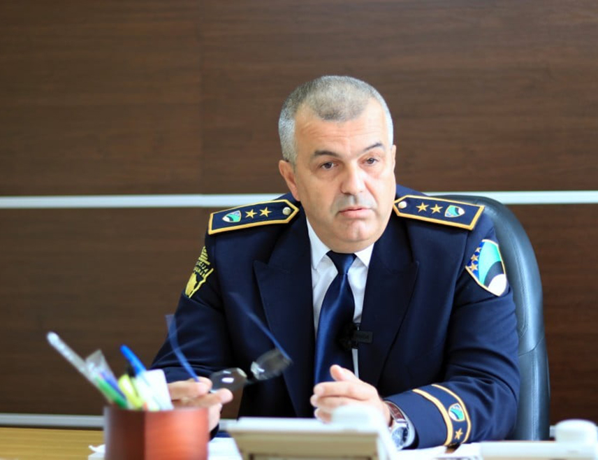 ТУЗЛА, 20. НОВЕМБРА /СРНА/ - Комесар Управе полиције МУП-а Тузланског кантона Џевад Корман рекао је данас да су, према пркупљеним подацима, три лица учесвовала у пљачки златаре у Калесији, наводећи да је ријеч о опасним лицима која су позната органима гоњења.